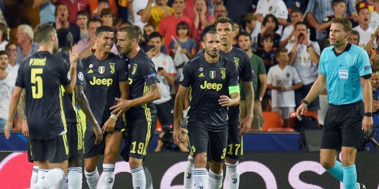 Megabintang Juventus, Cristiano Ronaldo, menangis usai menerima kartu merah dalam laga Grup H Liga Champions kontra Valencia di Stadion Mestalla, Valencia, Spanyol pada 19 September 2018. 