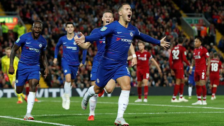 Gelandang Chelsea, Eden Hazard, melakukan selebrasi setelah mencetak gol ke gawang Liverpool dalam pertandingan Carabao Cup di Anfield, Liverpool, 27 September 2018. Chelsea mengalahkan Liverpool 2-1. Action Images via Reuters/Lee Smith