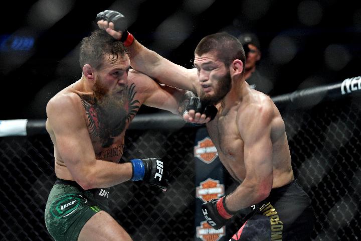 Khabib Nurmagomedov (sarung tangan merah) saat bertarung dengan Conor McGregor (blue gloves) dalam laga UFC 229 di T-Mobile Arena, 7 Oktober 2018. Reuters/Stephen R. Sylvanie-USA TODAY Sports